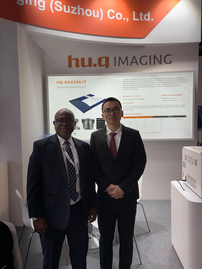 Membre de l'équipe LOGISTIQUE MEDICA-CI avec un représentant de Hu.q Imaging sur son stand