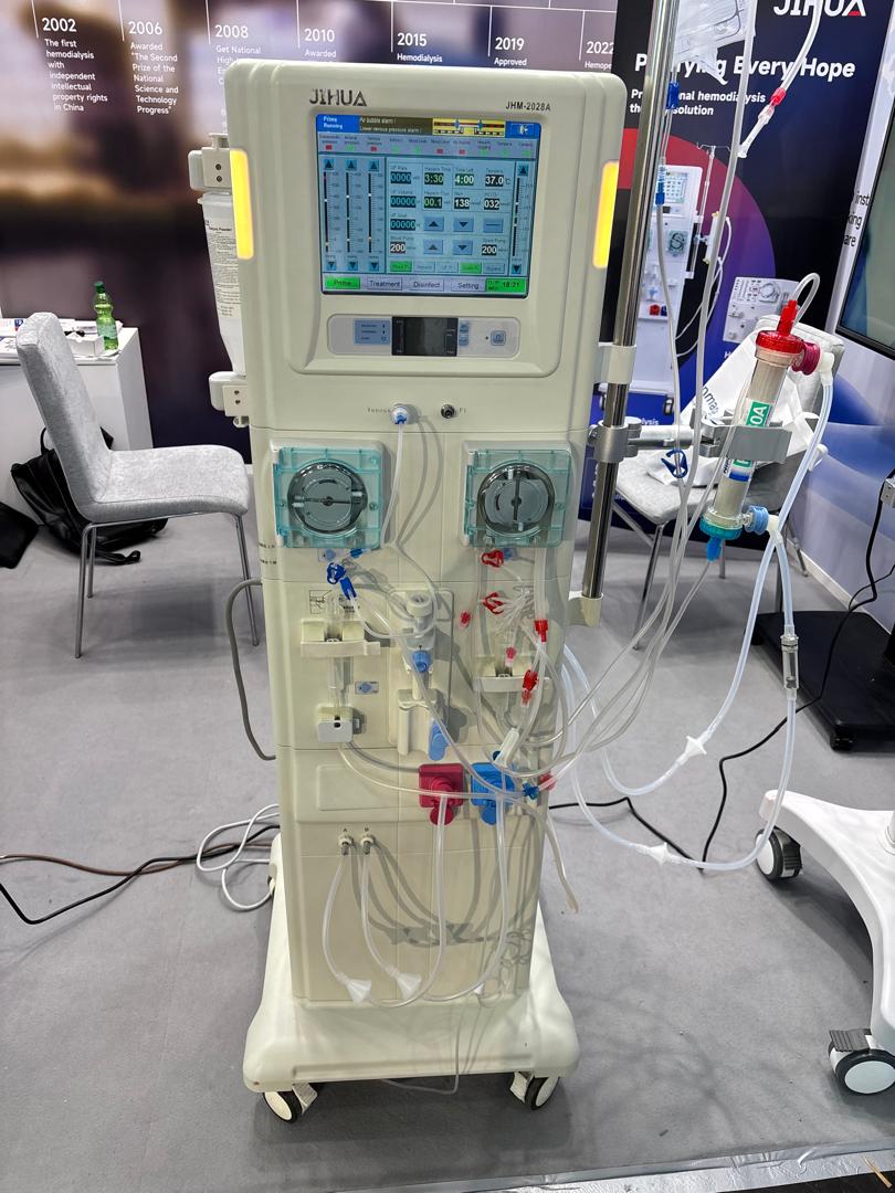 Générateur d'hémodialyse Jihua JHM-2028A exposé sur un stand