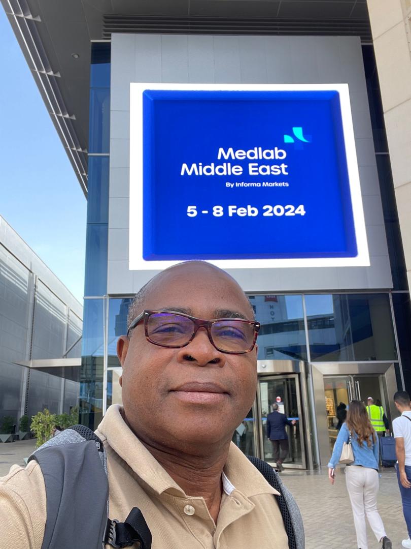 Membre de l'équipe LOGISTIQUE MEDICA-CI devant l'entrée du salon Medlab Middle East 2024