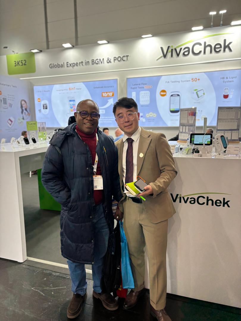 Membre de l'équipe LOGISTIQUE MEDICA-CI avec un représentant de VivaChek sur son stand